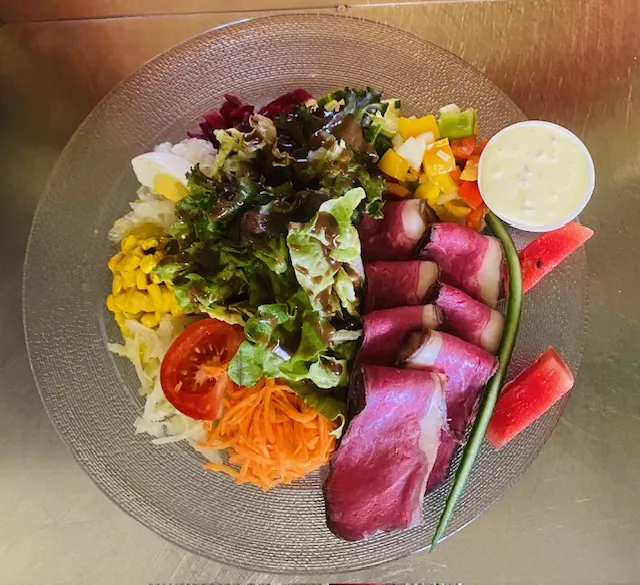 Frischer Saisonsalat mit Hausdressing im Gasthaus Post