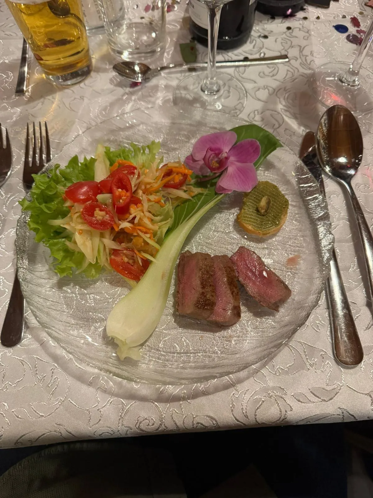 Salatteller mit Roastbeef und Gemüse